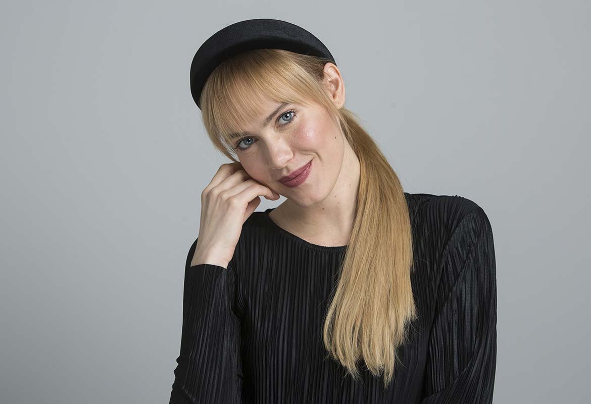 Dale brillo y disciplina a tu peinado con diadema de la mano del Aceite Extraordinario Universal de Elvive de L’Oréal Paris.